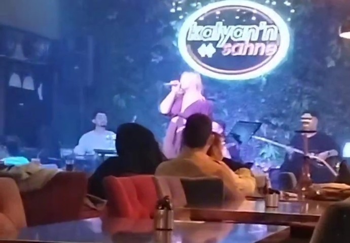 Arkadaşlar canlı müzik cafe mi yoksa barda mı oluyor bilmediğim için soruyorum fotoğrafı da koydum?