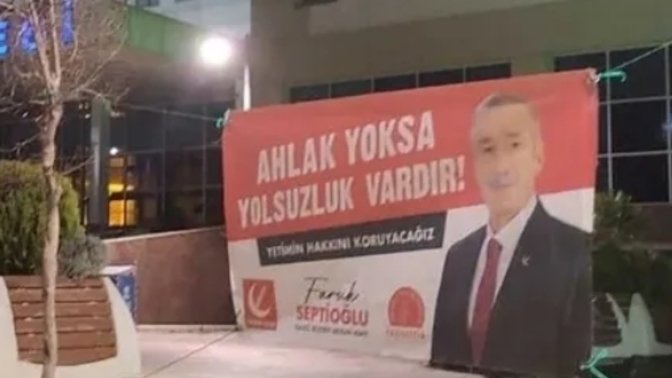 Yeniden Refah'ın "Ahlak Yoksa Yolsuzluk Vardır" pankartı belediye tarafından indirildi! Sizce Yeniden Refah başarılı olabilir mi?