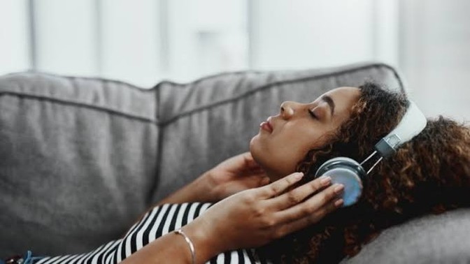 Kulaklıkla müzik dinlemek mi daha keyifli yoksa hoparlörle mi?