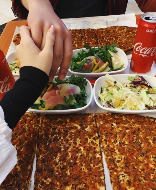 Sevgilinizle karşılıklı yemek yerken rahat mısınız?