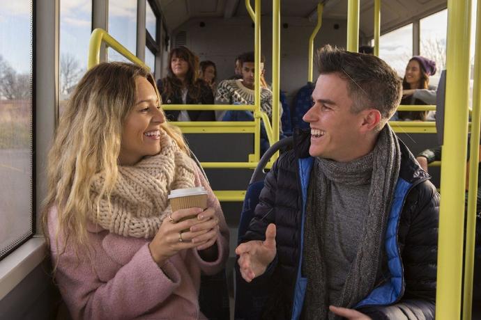 Otobüste yanınıza oturan yabancı biriyle sohbet eder misiniz?