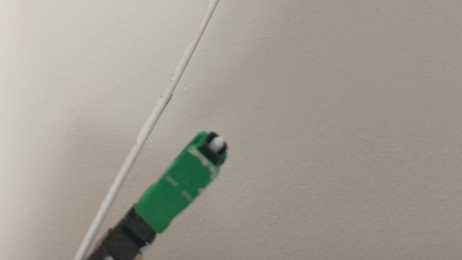 Gençler bu internet aparati gibi bisi var duvara bagli uzun kablo seklinde bu her evde var mi yoksa giderken sökmek mi lazim?