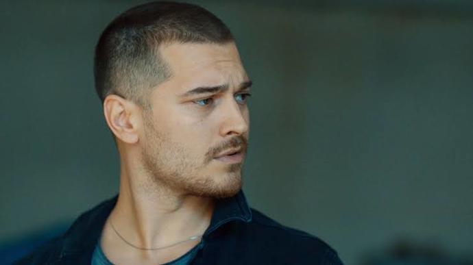 Çağatay Ulusoy kısa saçın en çok yakıştığı kişi değil mi sizce de?