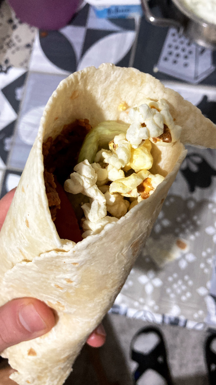 Çiğ köfteye patlamış mısır konur mu 🍿?