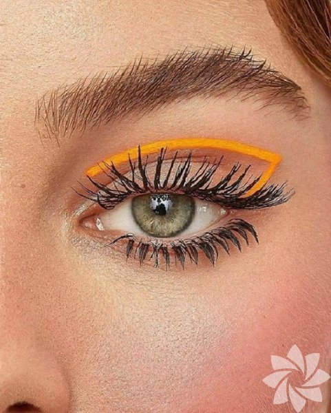 Renkli arrow liner göz makyajı nasıl duruyor?