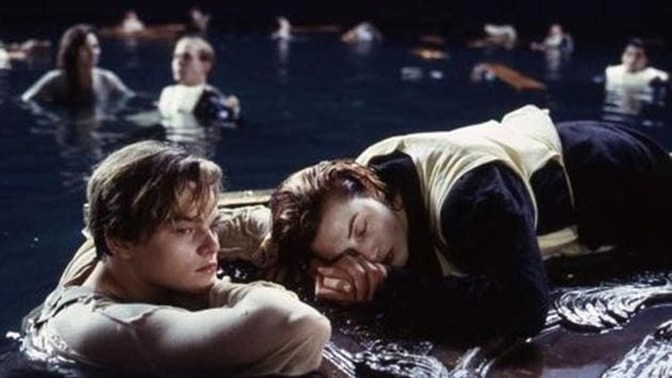Titanic filminde Rose'u hayatta tutan kapı 718 bin dolara satıldı! Çok paranız olsa böyle şeylere harcar mıydınız?