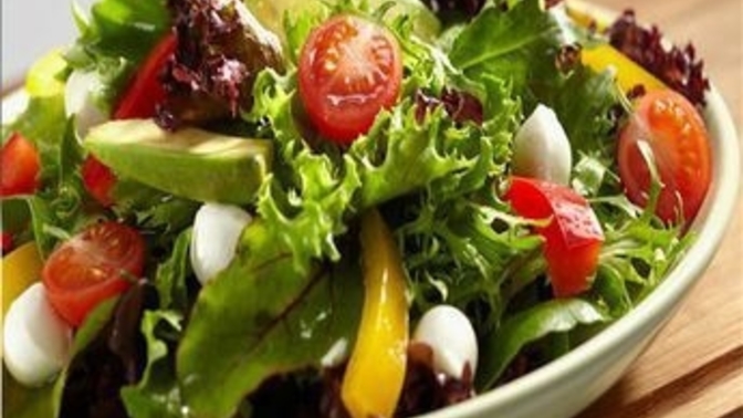 İftar sofrasında salata varken ekstra içecekler, içecekler varken salata bulunduruyor musunuz?