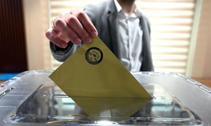 Erkek arkadaşım HDPye oy verecekmiş. Ak Partiye oy vermesi için rica ettim ama karışamazsın diyor. Ne yapmalıyım?