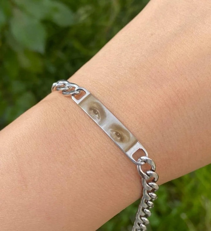 Ölmüş olan eski sevgilisinin bilekliği ile date geldi ne yapmalıyım?