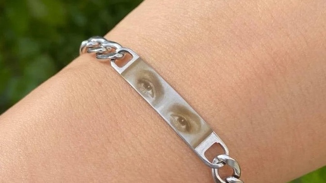Ölmüş olan eski sevgilisinin bilekliği ile date geldi ne yapmalıyım?