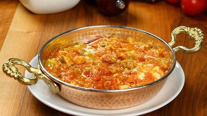 Menemen sarı mı olur, kırmızı mı?