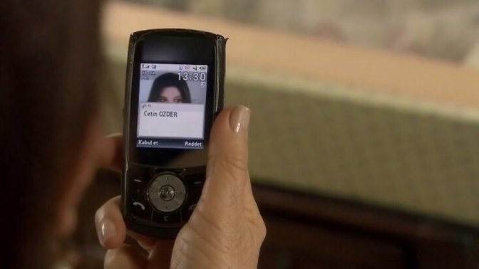 Telefon ekranına kendi fotoğrafını koyan biri nasıl birisidir?