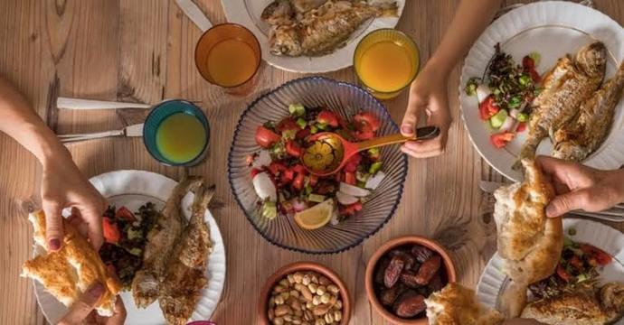 Sahurda iftardan kalan yemeği yiyen kaç kişiyiz?