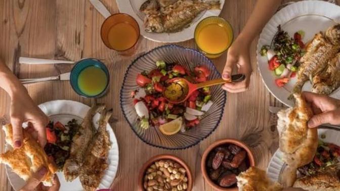 Sahurda iftardan kalan yemeği yiyen kaç kişiyiz?
