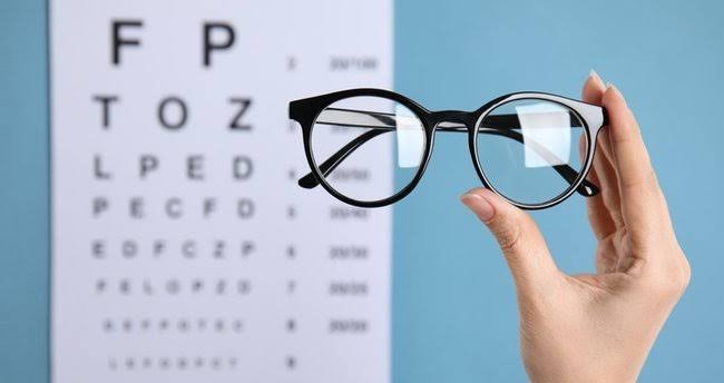 Aranızda gözlük kullanan ve ya doktor olan var mı ve varsa bu soruma cevap verebilir mi bir sorum olacak?