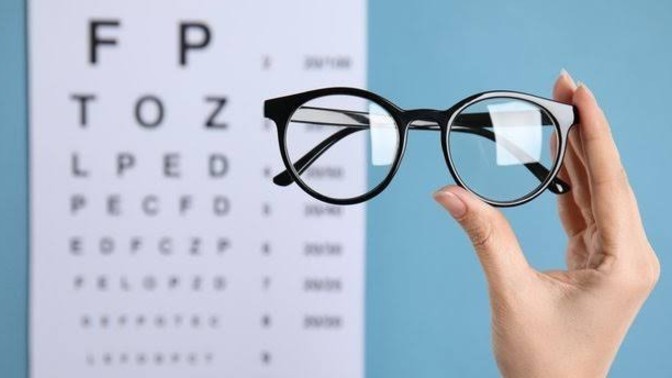 Aranızda gözlük kullanan ve ya doktor olan var mı ve varsa bu soruma cevap verebilir mi bir sorum olacak?