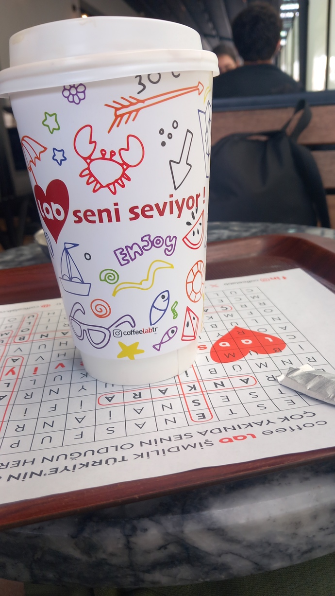 Cafeye geldim tek basima?