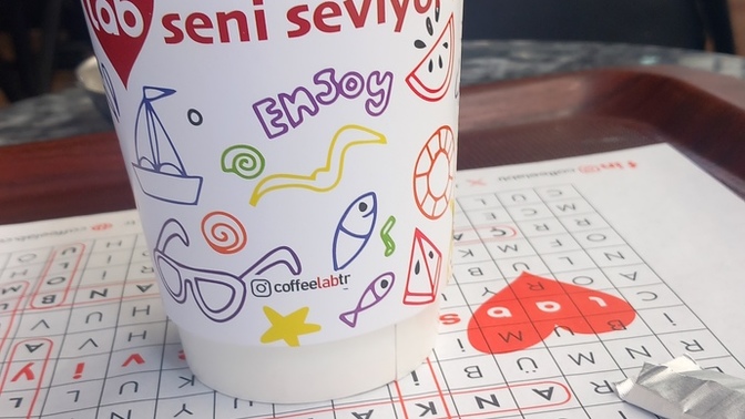 Cafeye geldim tek basima?