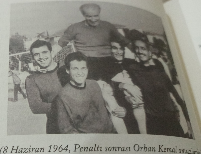 Edebiyatçılar takımından Orhan Kemalin penaltıdan attığı gol sonrası sevinci.