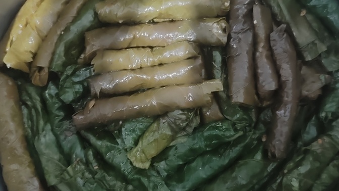 Yarın misafirim var sarma sardım, yanına ne yapsam?
