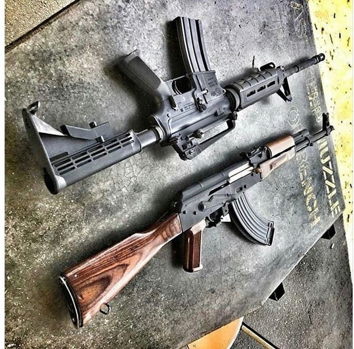 Ak47 vs. M4a1 Counter-strike oyununda en çok hangi silahı tercih ederdiniz?