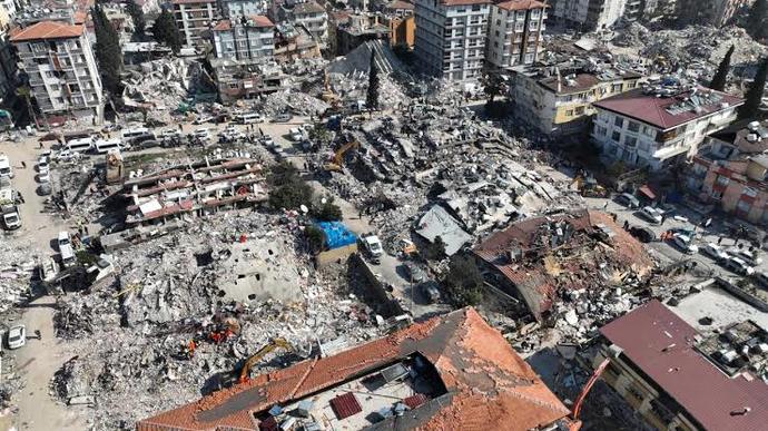 Hataylı bir depremzede olarak Ankara ya taşındık ve oyumuzu Mansur Yavaşa verdik 8 kişiyiz. Sizce Mansur Yavaş kazanır mı?