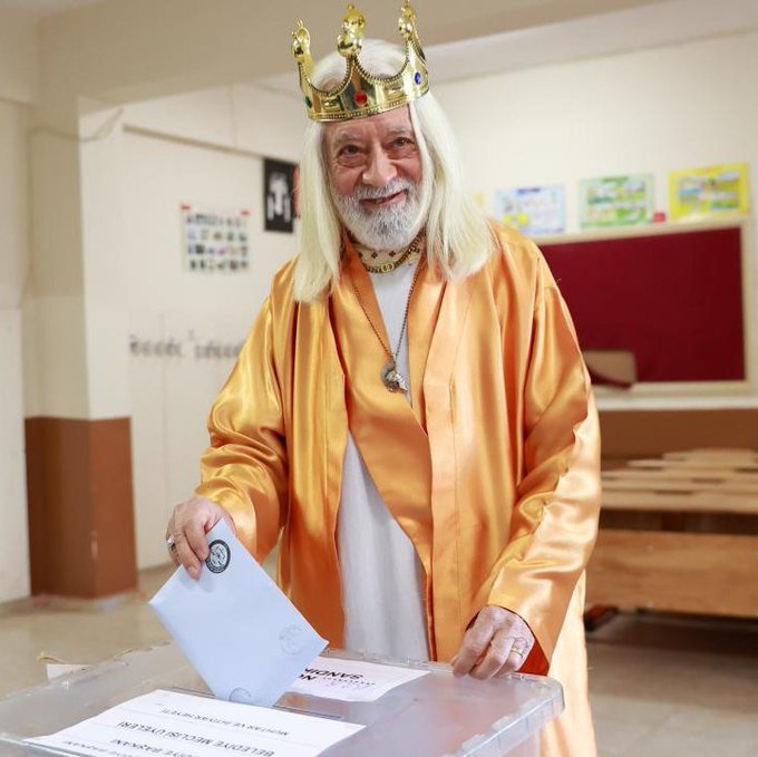 Adanada bir vatandaş, kral kostümüyle oy kullanmış. Siz oy kullanırken ne giydiniz?