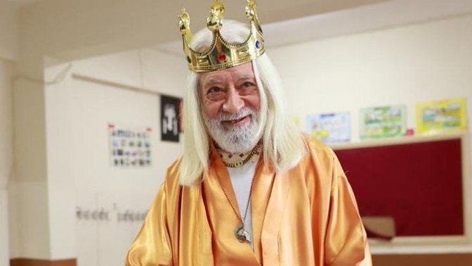 Adana'da bir vatandaş, kral kostümüyle oy kullanmış. Siz oy kullanırken ne giydiniz?