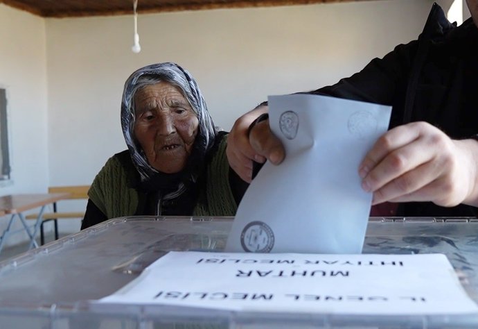 Türkiyenin en yaşlı seçmeni, 117 yaşındaki ninemiz oyunu kullanmış. Kaç yaşından sonra oy kullanılmamalı?