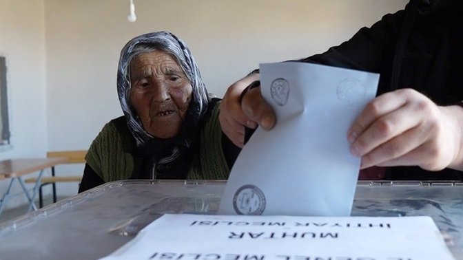 Türkiye'nin en yaşlı seçmeni, 117 yaşındaki ninemiz oyunu kullanmış. Kaç yaşından sonra oy kullanılmamalı?
