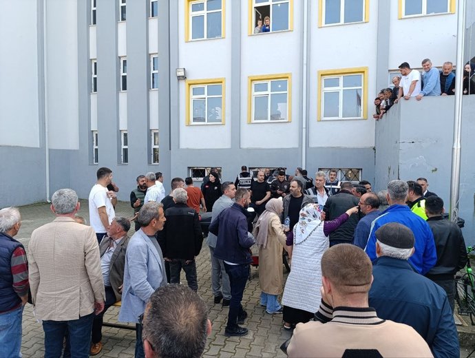 Oy kullanma sırasında bazı şehirlerde kavga çıkmış. İnsanlar neden oy için kavga eder ki?