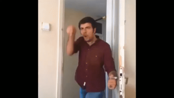 Beni odaya kilitledi çok sinirliyim ne yapmalıyım?