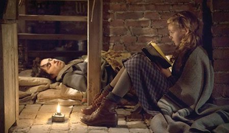Kitabı gökyüzü maviliğinde okumak mı daha keyiflidir gece karanlığında okumak mı?