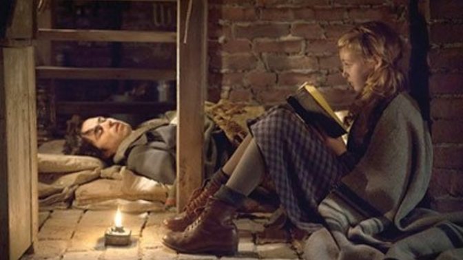 Kitabı gökyüzü maviliğinde okumak mı daha keyiflidir gece karanlığında okumak mı?