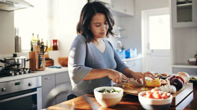 Yemek yapmayı bilmiyorum, evlenince eleştirilmekten korkuyorum. Ne önerirsiniz?