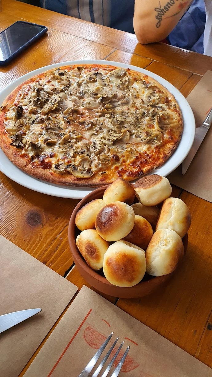 Bir adet pizzaya içecek hariç 750 TL ödedi erkek arkadaşım. Sizce ondan pizza isteyerek ayıp mı ettim bu ekonomik şartlarda?