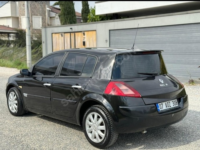 Renault Megane 2 Nasıl Otomobil Sizce tasarımını başarılı buluyor musunuz Sedan mı hatchback mı?