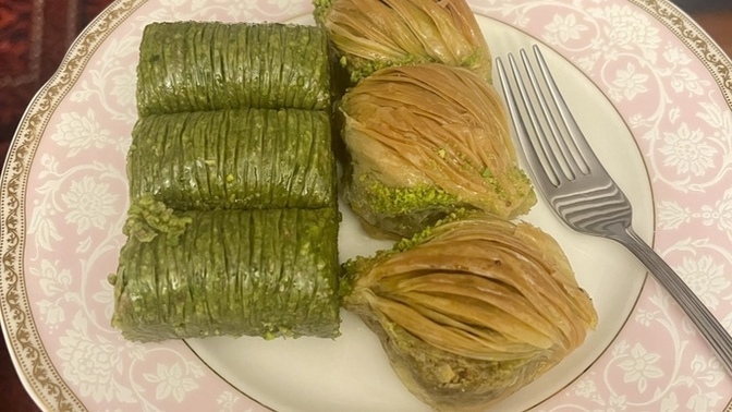 Fıstık sarma mı, midye baklava mı?
