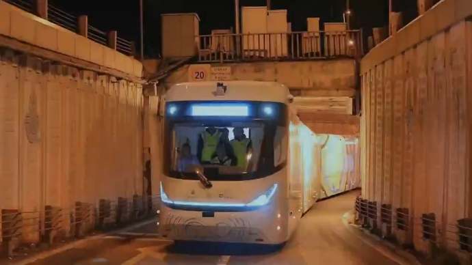 İstanbulda elektrikli ve sürücüsüz otonom yeni nesil metrobüs testleri yapılıyormuş. Güvenip biner miydiniz?