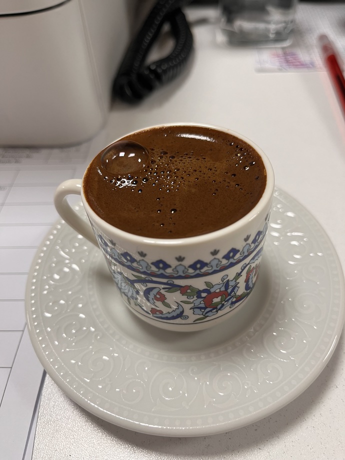 Kahvemdeki bu gözün anlamı ne acaba, birilerinin gözü üstümde mi?