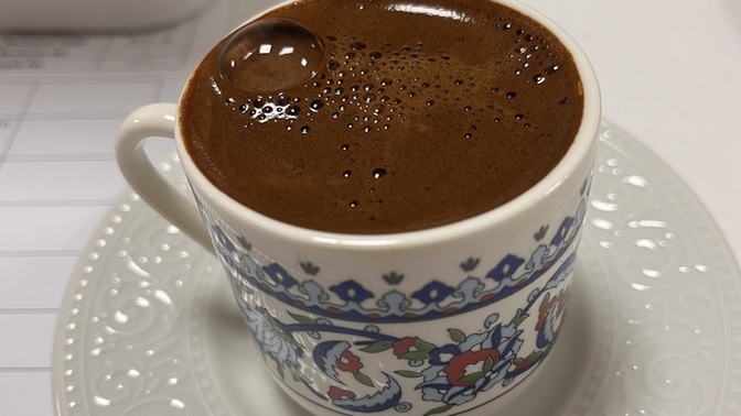 Kahvemdeki bu gözün anlamı ne acaba, birilerinin gözü üstümde mi?