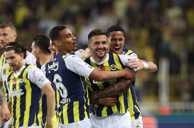Fenerbahçe - Adana Demirspor maçı bitti Fenerbahçe Şampiyonluğa feci kafayı takmış durumda maç nasıldı sizce?