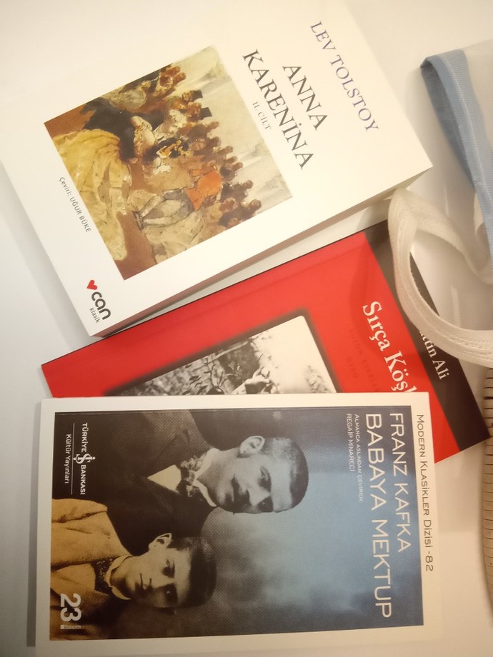 Yeni kitap mutluluğu denen bir şey var, sizde yeni bir kitap aldığınızda mutlu oluyor musunuz?