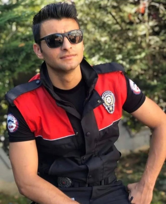 Kızlar yakışıklı Polis görünce etkileniyor musunuz?