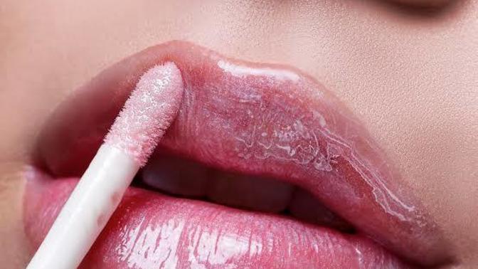 Günlük hayatta mat ruj mu tercih edersiniz, gloss mu?