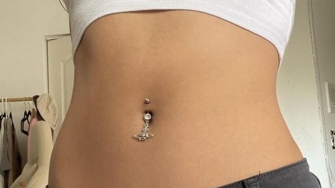 Göbek piercingi sizce itici mi?