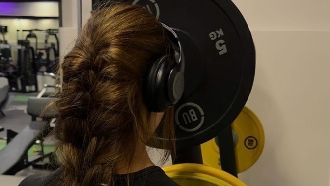 Spor yaparken taktığınız kulaklık büyük mü olur küçük mü?