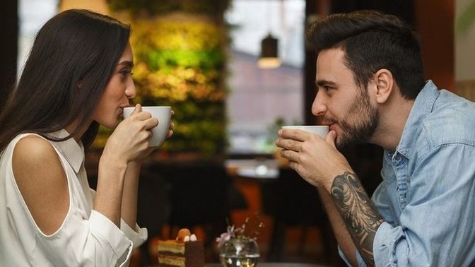 İlk buluşmada aşkım diyen flörtten olur mu?