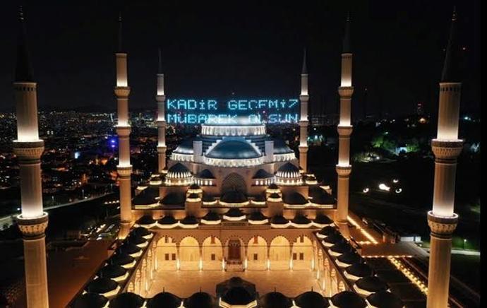 Bu gece bin aydan daha hayırlı olan Kadir Gecesi! İçinizde bir burukluk var mı?
