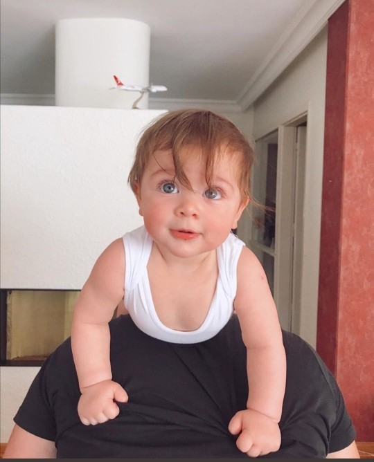 Ebeveynler kızlarınıza özgür olmayı, kendi yollarını çizmeyi, yürüdükleri yolda dans etmeyi öğretin. Siz öğrettiniz mi?